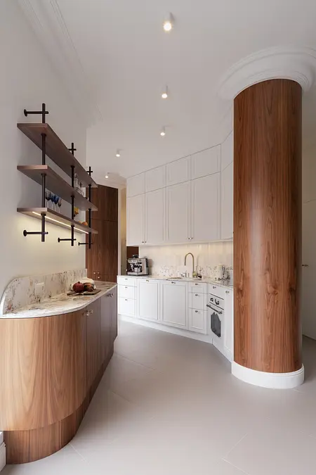 Kuchnia w stylu eklektycznym i vintage z białymi meblami i drewnianymi akcentami.