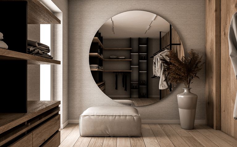 Minimalistyczna garderoba w soft minimalizmie z dużym lustrem i drewnianymi detalami.