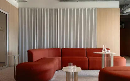 Wnętrze z czerwonymi meblami, minimalistyczne akcenty, dopamine decor, miękkie formy.