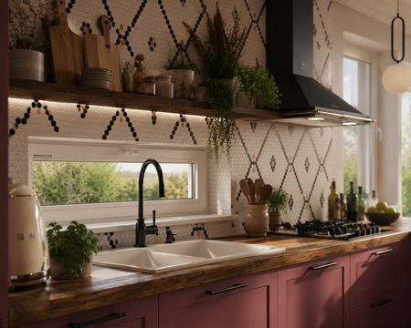 Kuchnia w stylu art deco i boho z różowymi meblami i rustykalnym wykończeniem.