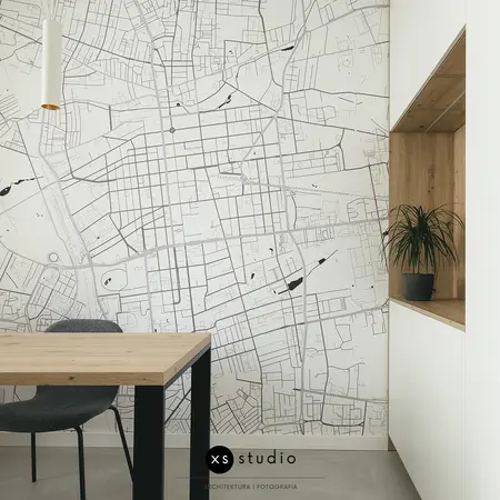Wnętrze jadalnii w stylu minimalistycznym i skandynawskim z mapą i rośliną