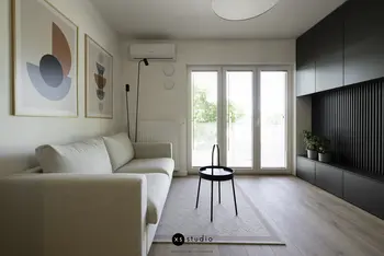 Wnętrze salonu w stylu skandynawskim z minimalistycznymi meblami.