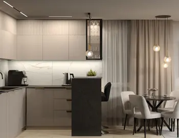 Nowoczesna kuchnia z beżowymi meblami i czarnym blatem, z eleganckim oświetleniem.