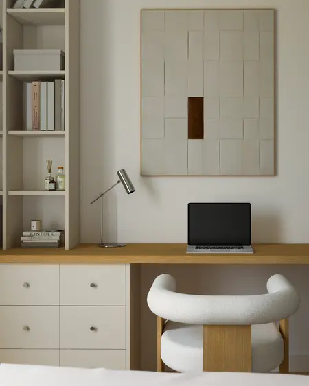 Wnętrze biura w stylu japandi z minimalistycznym biurkiem i eklektycznymi akcentami.