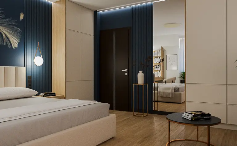 Sypialnia z niebieską ścianą, drewnianą podłogą i nowoczesnym oświetleniem w stylu quiet luxury.
