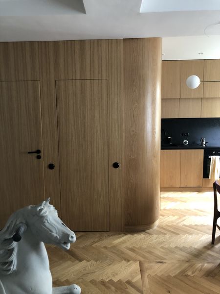 Wnętrze kuchni w stylu japandi z drewnianymi elementami i czarnymi akcentami.