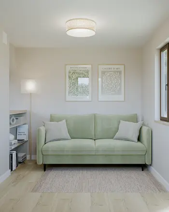 Wnętrze salonu w stylu prowansalskim z zieloną sofą i drewnianymi detalami.