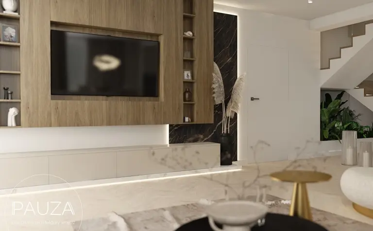 Wnętrze salonu z telewizorem, drewnianą ścianą i roślinami, styl minimaluxe i nowoczesny.
