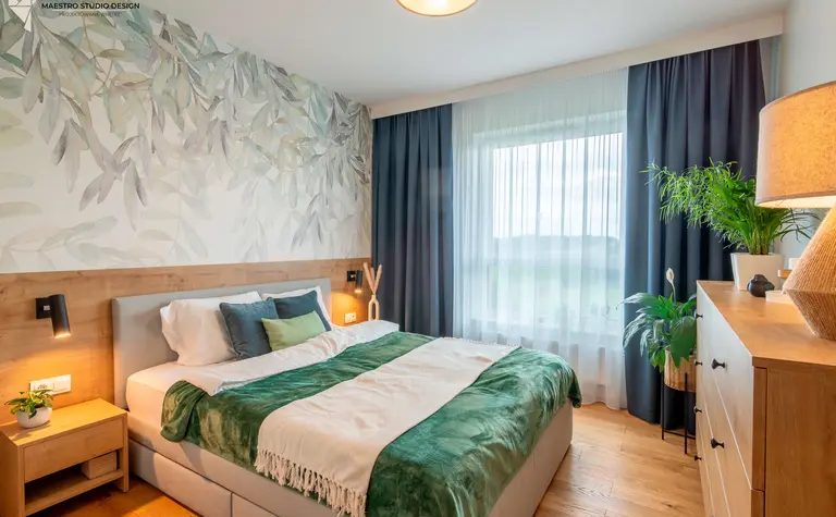 Wnętrze sypialni w stylu boho, nowoczesnym i współczesnym z zielonymi dodatkami.