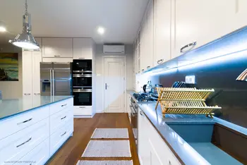 Kuchnia z białymi meblami, drewnianymi detalami, nowoczesny, quiet luxury, tradycyjny, współczesny.