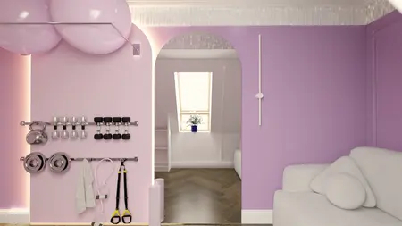 Wnętrze z różowymi ścianami, białą sofą i sprzętem fitness. Styl dopamine decor, eklektyczny, nowoczesny.