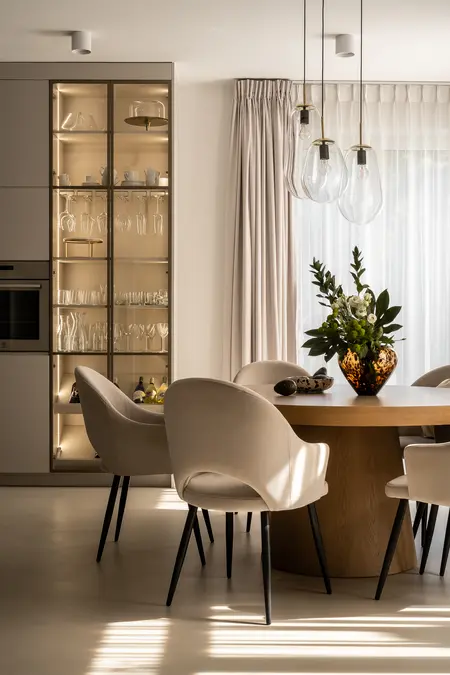 Wnętrze jadalni z okrągłym stołem, styl minimaluxe, quiet luxury, soft minimalizm.