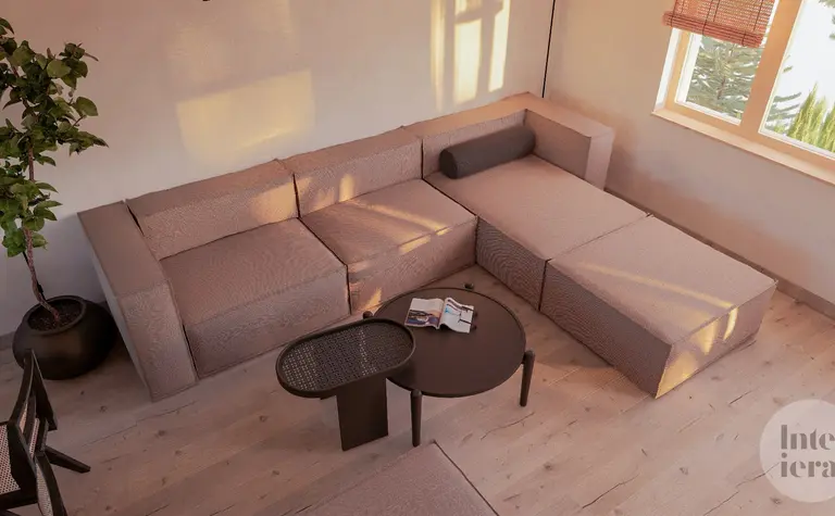 Wnętrze salonu w stylu japandi i minimalistycznym z jasną sofą, stolikiem i rośliną.