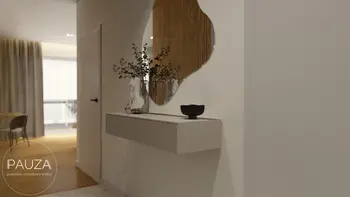 Przedpokój w stylu japandi, nowoczesny z lustrem i dekoracjami.