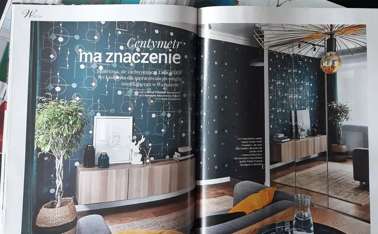 Wnętrze z minimalistycznym wystrojem, nowoczesnym meblem i współczesną dekoracją.