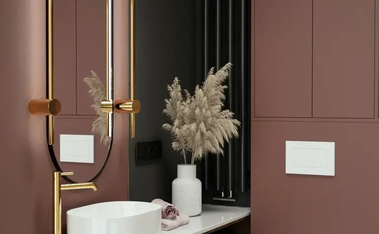 Nowoczesna łazienka w stylu art deco z brązowymi akcentami i złotymi detalami.