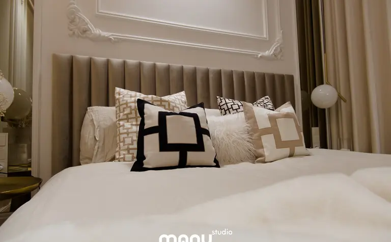 Wnętrze sypialni z szarym wezgłowiem, poduszkami w stylu nowoczesnym, quiet luxury i tradycyjnym.