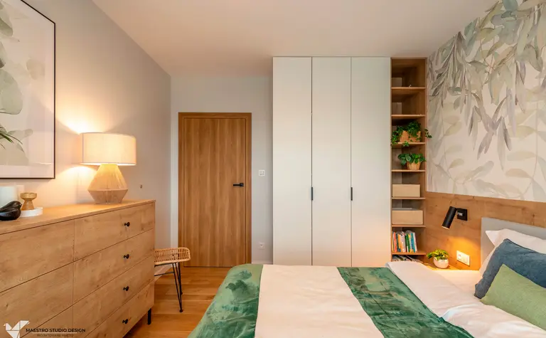Wnętrze sypialni w stylu boho i nowoczesnym z drewnem i zielonymi dodatkami.