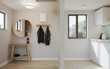 Przedpokój w stylu prowansalskim z drewnianą ławką, lustrem i szafkami.