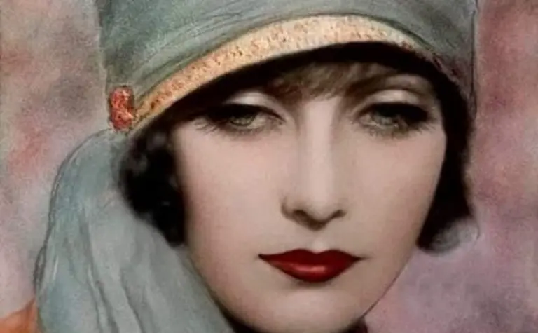 Portret kobiety w stylu art deco z zieloną chustą i czerwonymi ustami.