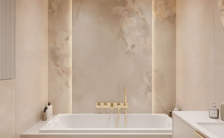 Nowoczesna łazienka minimalistyczna z wanną i złotymi detalami w stylu quiet luxury.