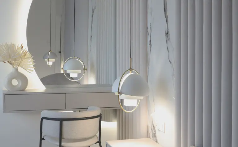 Wnętrze sypialni z boho i minimalistycznymi elementami, szare zasłony, nowoczesne lampy.