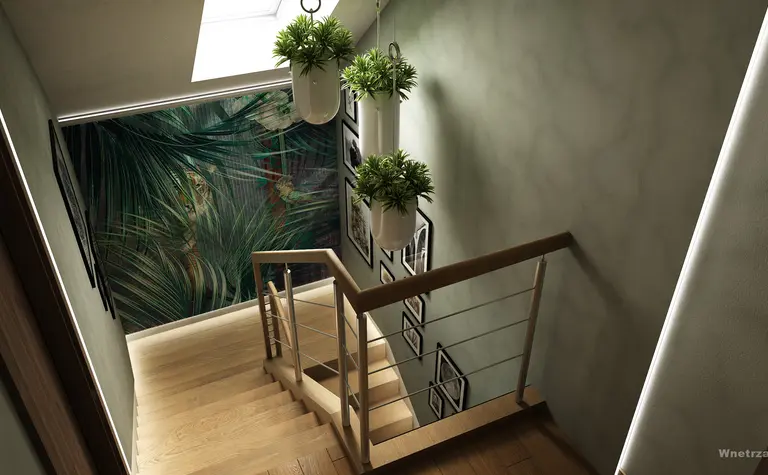 Klatka schodowa z roślinami w donicach i drewnianą balustradą, nowoczesny projekt.