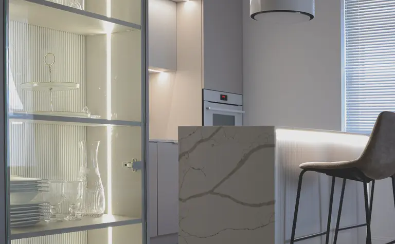Nowoczesna kuchnia w stylu boho i minimalistycznym z białymi meblami i drewnianymi detalami.