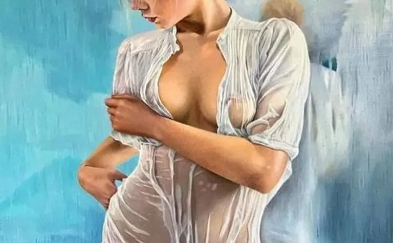 Kobieta w białej koszuli na tle niebieskiej ściany, styl art deco i glamour