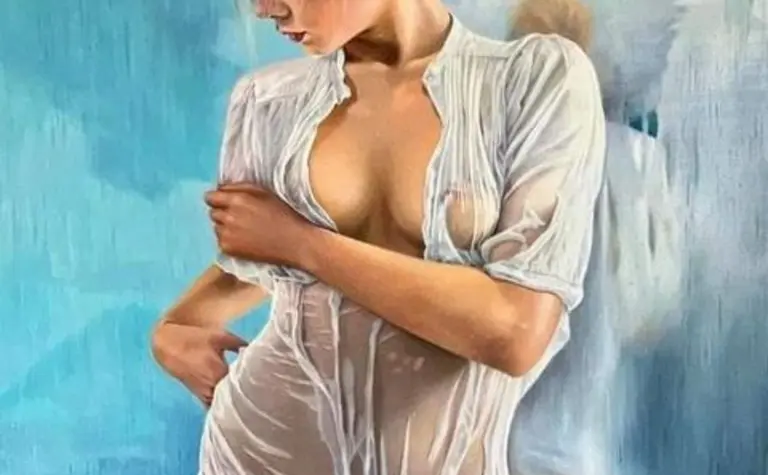 Kobieta w białej koszuli na tle niebieskiej ściany, styl art deco i glamour