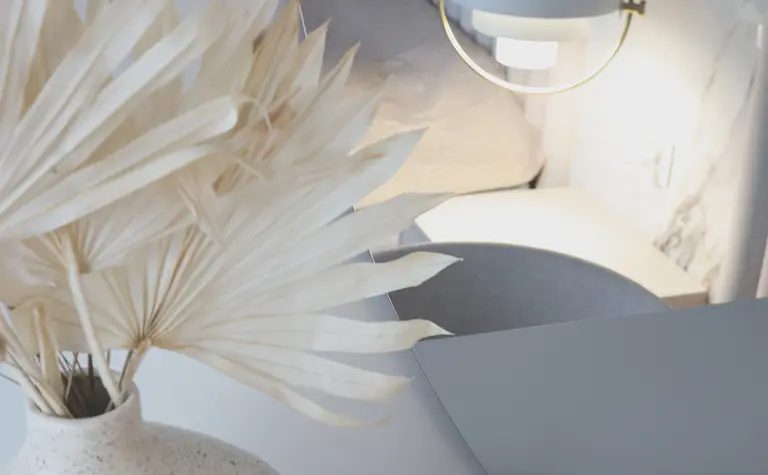 Wnętrze w stylu boho i minimalistycznym z dekoracyjną roślinnością w wazonie.