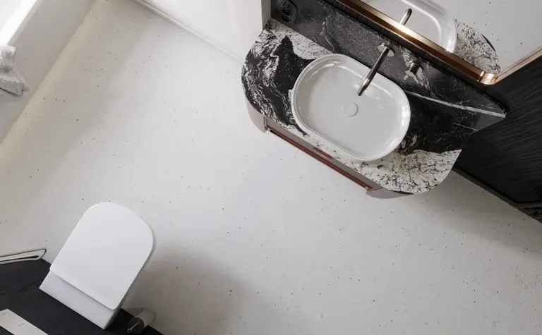Nowoczesna łazienka z białą umywalką, czarnym blatem i dużym lustrem.