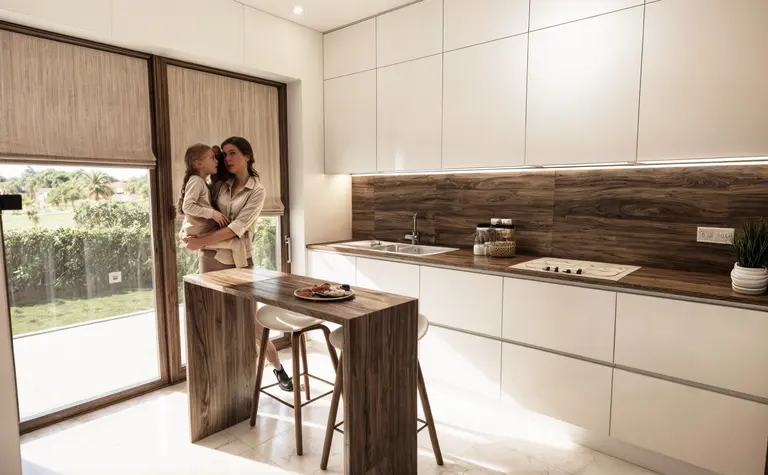 Kuchnia z drewnianym blatem, białymi meblami i dużym oknem, nowoczesny design