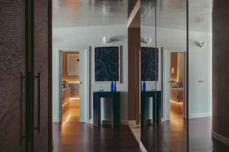 Wnętrze pokoju z eklektycznym stylem, nowoczesnymi detalami i minimalistycznymi elementami.