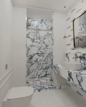 Nowoczesna łazienka w stylu art deco z marmurem i złotymi elementami.