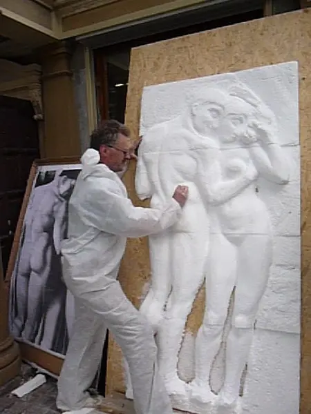 Art deco relief z postaciami w pracowni artysty, styl glamour, quiet luxury, eklektyczny.