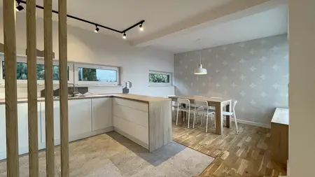 Wnętrze kuchni w stylu eklektycznym i skandynawskim z nowoczesnymi meblami.
