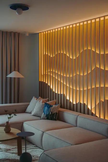 Wnętrze salonu z eklektycznym i minimalistycznym stylem, jasna sofa, drewniana ściana.