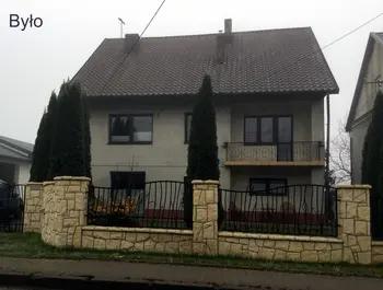 Widok domu z balkonem, ogrodzeniem i zielonymi drzewami, minimalistyczny, nowoczesny.