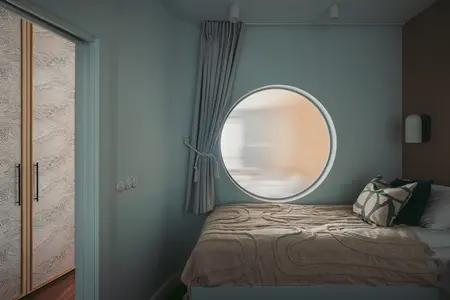 Sypialnia w stylu eklektycznym, minimalistycznym i skandynawskim z okrągłym oknem.
