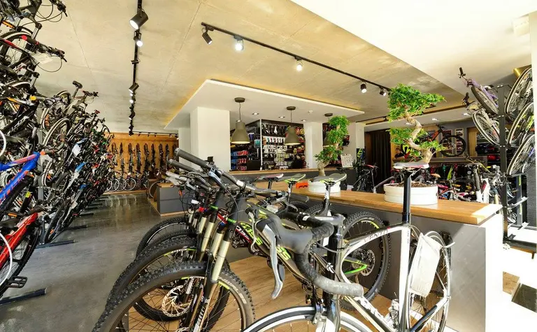 Nowoczesny sklep rowerowy z różnymi modelami rowerów i akcesoriami.