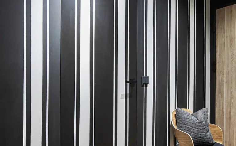 Przedpokój z nowoczesnymi, współczesnymi detalami, czarne i białe ściany