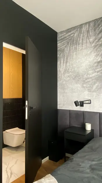 Wnętrze sypialni z minimalistycznym designem, nowoczesnymi elementami i skandynawskimi akcentami.
