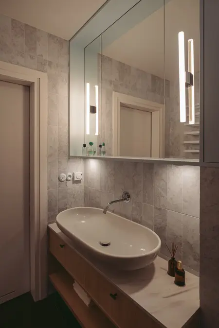 Nowoczesna łazienka z eklektycznymi akcentami, minimalistycznym wyglądem i glamour elementami.