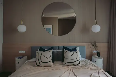 Sypialnia w stylu eklektycznym z minimalistycznym łóżkiem i glamour akcentami.