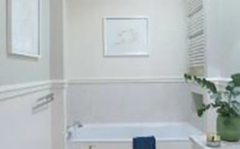 Nowoczesna łazienka w stylu minimaluxe z elementami quiet luxury, wanna i rośliny.