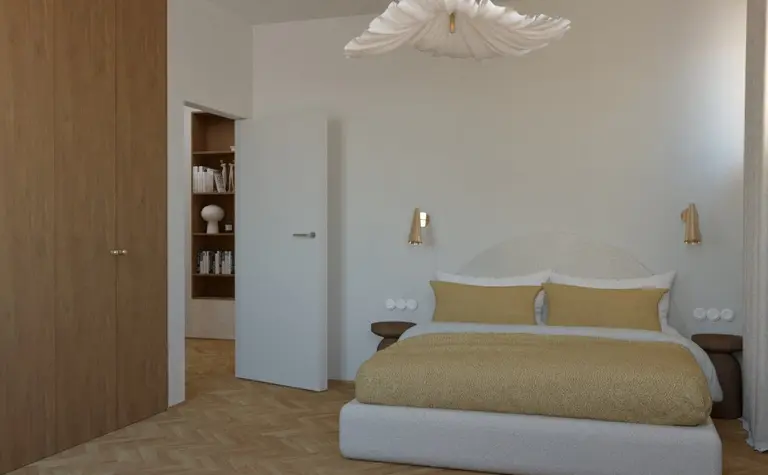 Sypialnia w stylu minimalistycznym z beżowymi elementami i drewnianą szafą, vintage.