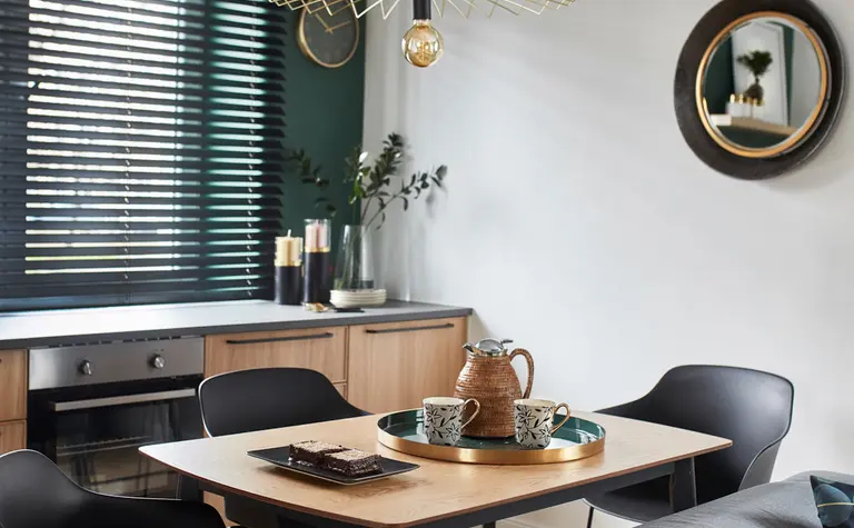 Wnętrze jadalni z minimalistycznym designem, nowoczesnymi meblami i współczesnymi akcentami.