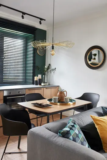 Wnętrze jadalni z minimalistycznym designem, nowoczesnymi meblami i współczesnymi akcentami.