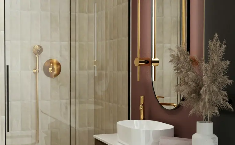 Nowoczesna łazienka w stylu art deco z glamour i współczesnymi elementami.